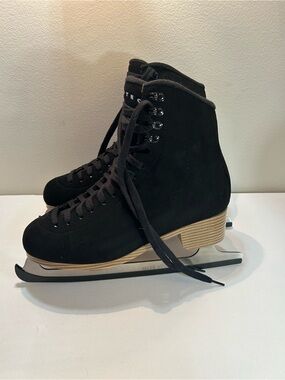 Black Lace-Up Women's Ice Figure Skates Mark 1 Size 10